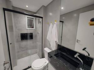 Apto com lazer completo, piscina, ar, mercadinho e pet friendly a 1 min da praia