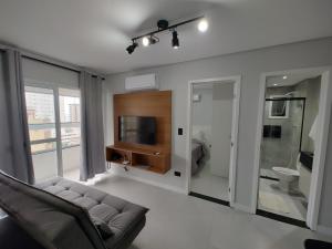 Apto com lazer completo, piscina, ar, mercadinho e pet friendly a 1 min da praia