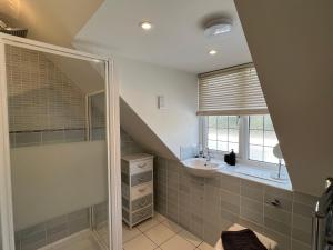 Broadway Pool House with Sauna & Jacuzzi