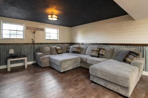 Sleeps 12, Wooded Lot, Near Ark, Great for Family