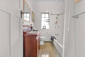 Nan’s House! 2Bed, 1Bath, 1Car ~ East Brisbane