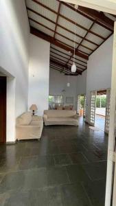 Casa com piscina em condomínio ensolarada!