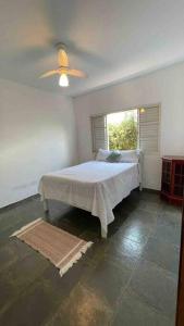 Casa com piscina em condomínio ensolarada!