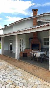 Casa com piscina em condomínio ensolarada!