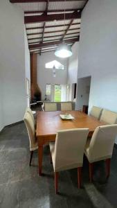 Casa com piscina em condomínio ensolarada!