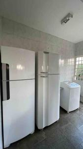 Casa com piscina em condomínio ensolarada!