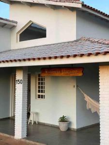 Casa com piscina em condomínio ensolarada!