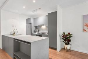 Sublime Simplicity! ~1BedStudy1BathBalcony1Car