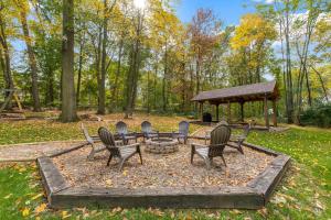 5 bd w Hottub - mins to Hunting Hiking & Fishing