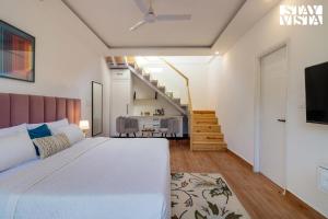 StayVista at SilverSpring Cottage with Valley View & Bonfire