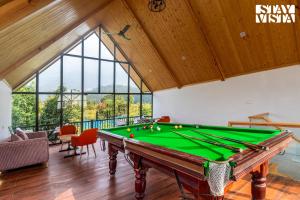 StayVista at SilverSpring Cottage with Valley View & Bonfire