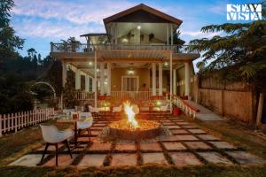 StayVista at SilverSpring Cottage with Valley View & Bonfire
