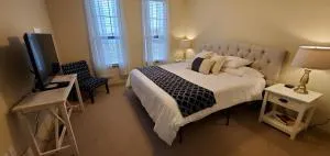 Old Fort Loft King & Queen suites nearest accomodation to Marshals Museum power your EV for free! - Spiro