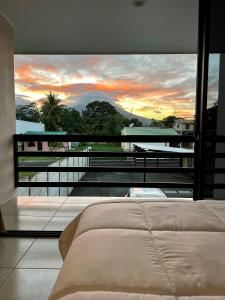 Rooftop and stunning Arenal Volcano views 3 minutes from La Fortuna