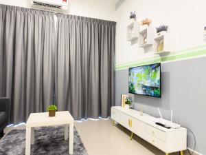 Cozy 2-bed retreat - F&B Mart - Chan Sow Lin