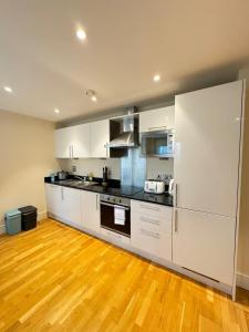 Contemporary 2BD Flat wBalcony Canary Wharf!