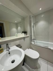 Contemporary 2BD Flat wBalcony Canary Wharf!