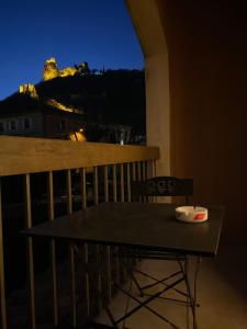 Hotels Logis Hotel Medieval, Montelimar Nord : Chambre Triple avec Balcon