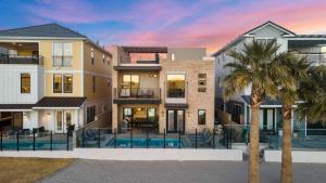 Six-Bedroom House room in Desert Beach home