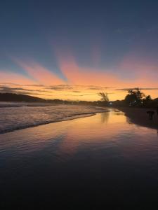 Geriba casa do canto- 2 minutos da praia a pé