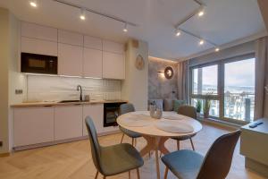 Beżowy Apartament Sun Seasons 24 w Szklarskiej Porębie z Wanną by Noclegi Renters