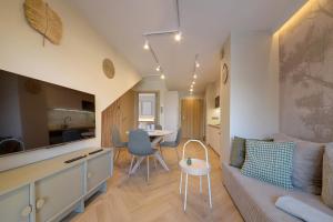 Beżowy Apartament Sun Seasons 24 w Szklarskiej Porębie z Wanną by Noclegi Renters