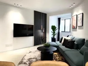 Eastern Hub - Jing'an Temple Branch Stylish 3-Bedroom in Bustling Area, Surrounded by Trendy Bistro and Bar Street, Only 100m from Subway - Shanghai