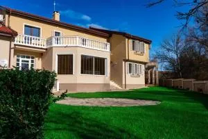 Youtopia Riverside - 雅格达