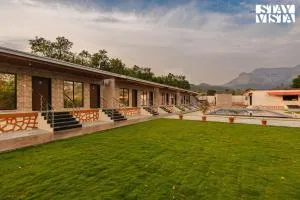 StayVista's Mango Splash - Mountain-View Retreat with Spacious Outdoor Pool, Lawn & Gazebo - Āpta