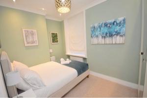 2 Bedroom Flat London,Sleeps 6, Top Floor, Roof Terrace, Next to Brixton Underground Station