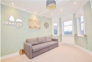 2 Bedroom Flat London,Sleeps 6, Top Floor, Roof Terrace, Next to Brixton Underground Station