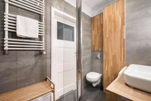 Praga Chic Apartment by BookingHost