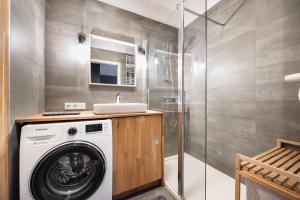 Praga Chic Apartment by BookingHost