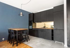 Praga Chic Apartment by BookingHost