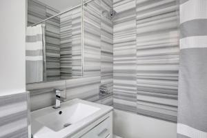 UWS 1BR w Pool Doorman Pool nr Central Park NYC-649