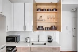 UWS 1BR w Pool Doorman Pool nr Central Park NYC-649
