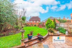 TAYLOR DRIVE by BOURNECOAST - A Lovely Countryside Family Home with a Garden and Parking - HB1522