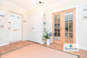 TAYLOR DRIVE by BOURNECOAST - A Lovely Countryside Family Home with a Garden and Parking - HB1522