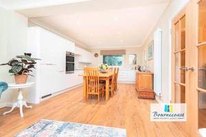 TAYLOR DRIVE by BOURNECOAST - A Lovely Countryside Family Home with a Garden and Parking - HB1522