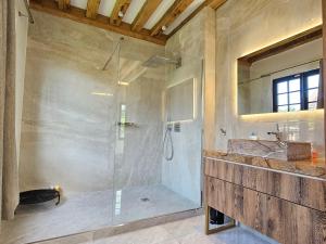 Villa dexception, 5 chambres, 20m plage, spa.