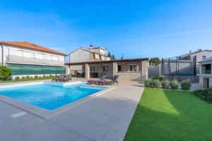 2-bedroom house with pool in Pula 