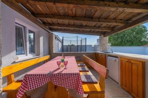 Ferienhaus Georgine mit Pool