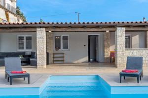 Ferienhaus Georgine mit Pool