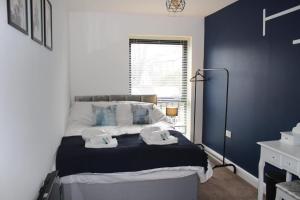 RestWorkPlayShortStays apartment, free parking and wifi, perfect for contractors, near to i54 park and city centre