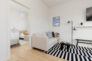 Warszawa Bright 2-bedroom Apartment by Renters