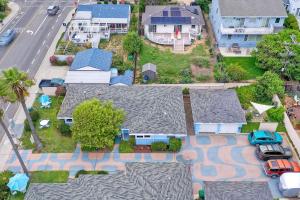 Walk To Beach - EV Charger - Outdoor Dining - 2BR