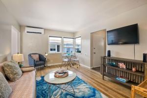 Walk To Beach - EV Charger - Outdoor Dining - 2BR