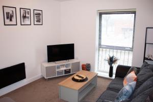 RestWorkPlayShortStays apartment, free parking and wifi, perfect for contractors, near to i54 park and city centre