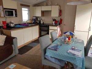 PG37 6 BERTH CARAVAN , GOLDEN PALM , CHAPEL