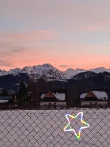 شقة مطلة على الجبل Apartament 3 POKOJOWY Aneks KUCHENNY 3 łazienki pobyt na termach dla 2os, gratis